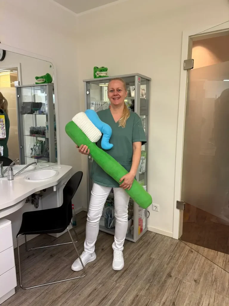 Shop Inhaberin Jenny Schreck mit Zahnbürste in der Hand